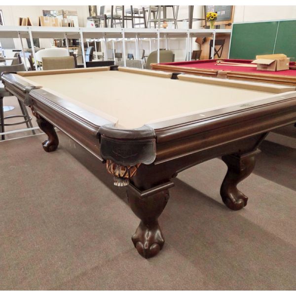 Table de billard usagée 8 pieds Brunswick Camden avec pattes sculptées et ardoise naturelle Code: TABLELIQ140OTT 
Fabriquée en bois massif et bois d'ingénierie fini Espresso, pattes en bois massif sculptées en forme de Boule et Griffe de lion, ardoise na