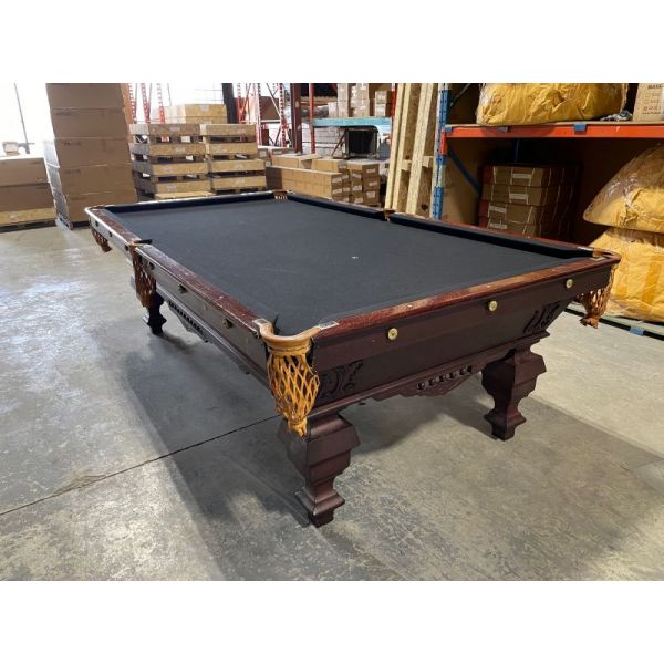 Table de billard antique 9 pieds extrêmement rare Brunswick Delaware de la fin des années 1800 Code : TABLE571BRU9P 
Fabriquée en bois massif fini Acajou, ardoise naturelle, poches en cuir véritable et un tapis neuf de votre choix de plus de 24 couleurs 