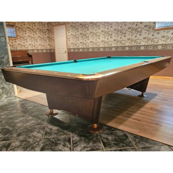 Table de billard usagée 9 pieds Brunswick Gold Crown de calibre de compétition avec ardoise naturelle 1 pouce Code : TABLE610BRU9P
Fabriquée avec une structure robuste composée d'une ardoise de 1 pouce d'épaisseur, ajustée et goujonnée, de bois francs ma