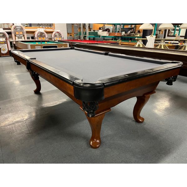 Déménagement et changement de tapis de table de billard . Table à vendre : Table de billard usagée 4 x 8 pieds Legacy Montcalm en bois massif et plaqué de teinte noyer avec bandes noires avec pattes de style Reine Anne, ardoise naturelle d'un pouce d'épai