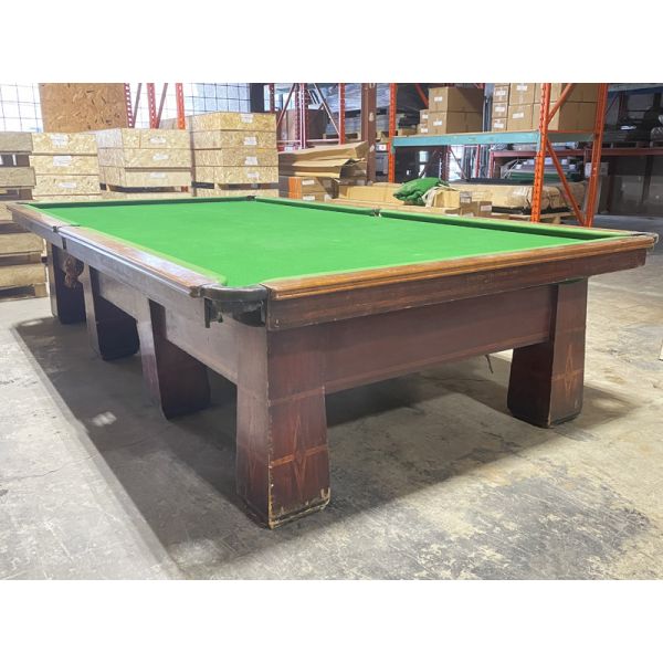 Table de snooker antique de marque British Billiard Company format 6 x 12 pieds. Excellente condition, bandes en bois de Noyer re-finis, nouvelles bandes en caoutchouc, 8 pattes biseautées avec marqueterie, No de série  #29167, ardoise 2