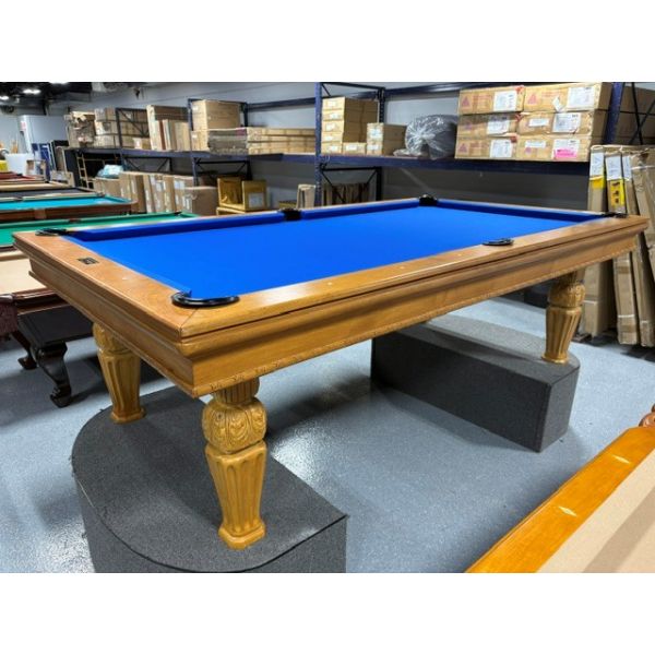 Table de billard usagée modèle Versaille de marque Beach Manufacturing 8 pieds avec tapis Bleu Royal Code : TABLE581BEACH8P
Fabriquée en bois massif, pattes tournées, poches encastrées, ardoise naturelle 1 pouce d'épaisseur et un tapis de billard Bleu Ro