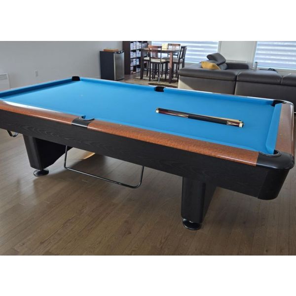 Table de billard usagée Dufferin 9 pieds avec ardoise natuelle 1-1/2 pouces et pattes en piedestal Code : TABLE504DUF9P
Fini noir et Acajou deux tons. Fabriquée au Canada avec Ardoise d'Italie, bois massif, bois d'ingénierie, caoutchouc de bandes neufs e