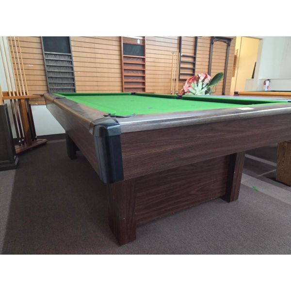 Table de billard usagée Brunswick Bristol de 8 pieds en format Snooker et ardoise 3/4 de pouce Code: TABLELIQ129
Fabriquée avec bois d'ingénierie plaqué simili bois de Noyer, poches encastrées, ardoise de 3/4 de pouces et bandes en caoutchouc neuves. 
I