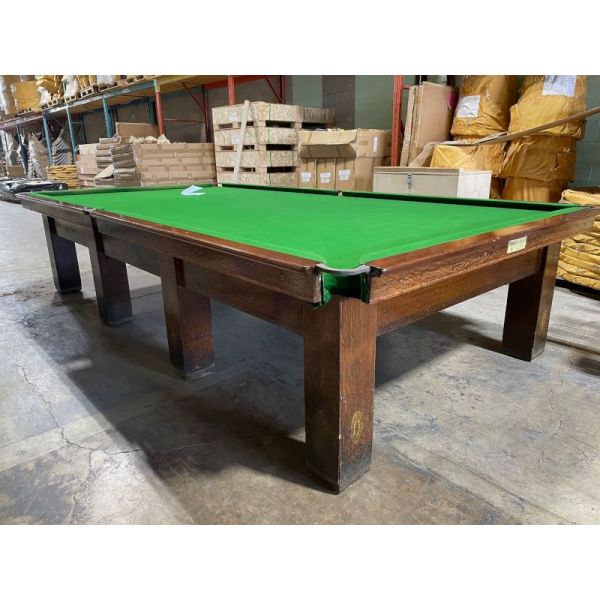 Table de snooker antique 12 pieds Burroughes and Watts fabriquée en bois massif en Angleterre
avec 8 pattes carrées, ardoise naturelle de 1-1/2