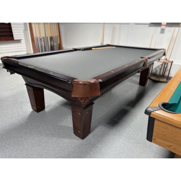 Table de billard usagée Majestic Ascot avec ardoise naturelle 9 pieds fini Noyer TABLE433MAJ9P
Fabriquée avec bois massif, poches en cuir véritable avec tapis neuf gis Championship Invitational muni de protection anti-taches Teflon.