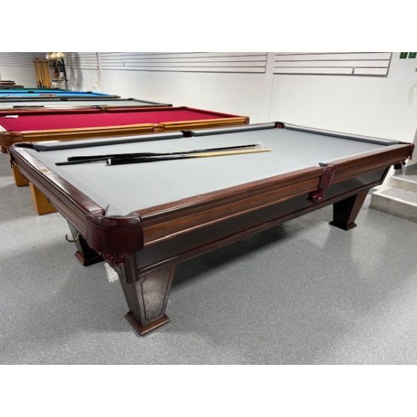 Table de billard usagée Brunswick Venura 8 pieds avec ardoise naturelle 1 pouce Code : TABLE465BRU8P
Fabriquée avec Ardoise d'un pouce, bois massif et bois d'ingénierie fini Noyer, pattes fuselées, poches en cuir véritable Brun avec tapis Gris. 
Inclut 