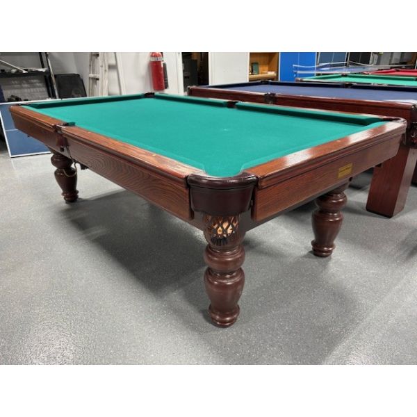 Table de billard usagée Palason Billard modèle Mont-Royal 8 pieds avec ardoise naturelle 1 pouce Code : TABLE492PAL8P
Fabriquée au Canada avec Ardoise d'un pouce, bandes et pattes en bois massif fini Acajou, structure en bois d'ingénierie avec tapis vert