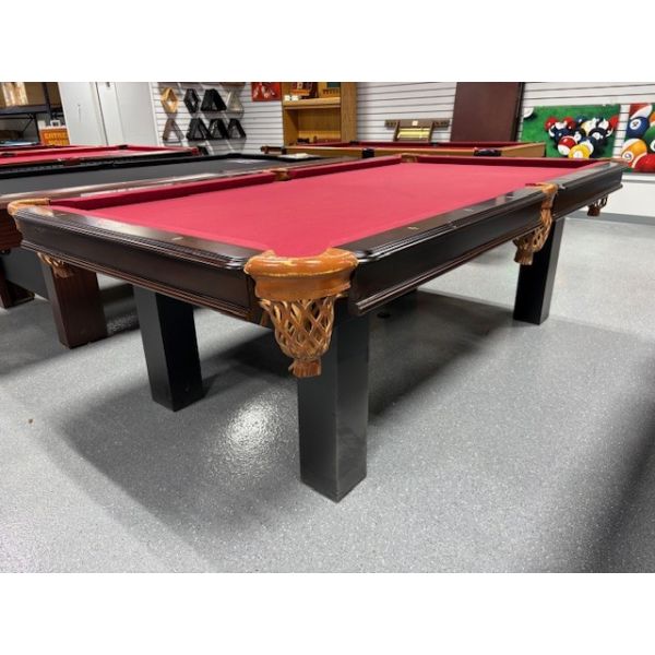 Table de billard démonstrateur de plancher Majestic Orleans 8 pieds avec ardoise naturelle 1 pouce Code : TABLE497MAJ8P
Fabriquée avec Ardoise d'un pouce, bois massif et bois d'ingénierie fini Noir, pattes carrées, poches en cuir véritable noir et tapis 