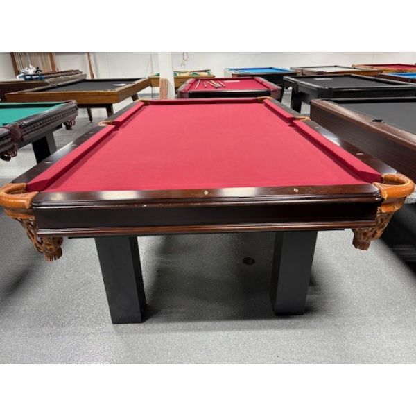 Table de billard démonstrateur de plancher Majestic Orleans 8 pieds avec ardoise naturelle 1 pouce Code : TABLE497MAJ8P
Fabriquée avec Ardoise d'un pouce, bois massif et bois d'ingénierie fini Noir, pattes carrées, poches en cuir véritable noir et tapis 