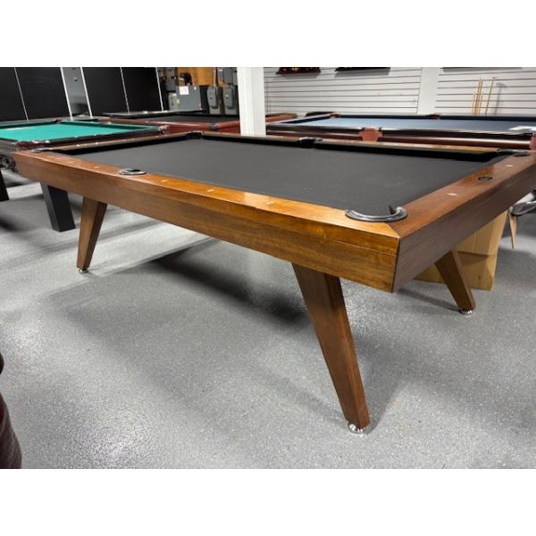 Table de billard usagée Majestic Copenhagen 8 pieds avec ardoise naturelle 1 pouce Code : TABLE514MAJ8P
Fabriquée avec Ardoise d'un pouce, bois massif Nord Américain et Européen fini Noyer, pattes fuselées, poches encastrées en cuir véritable et tapis No