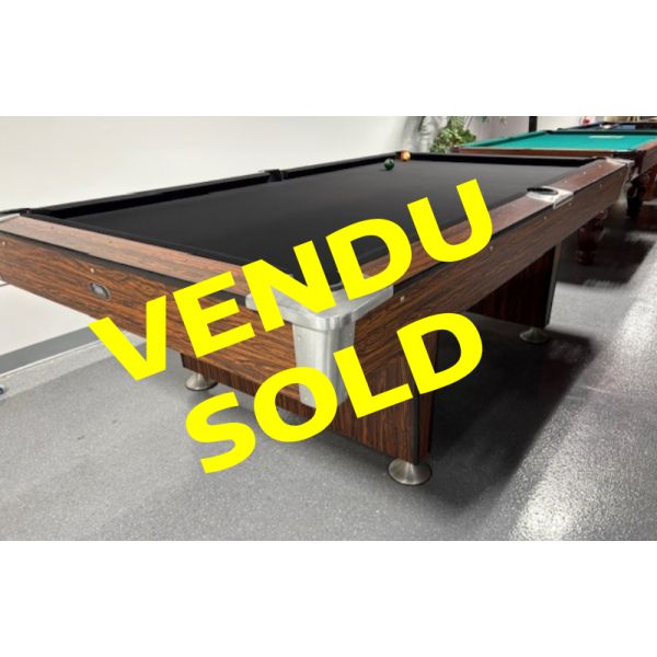 Table de billard usagée 8 pieds surdimensionné OBS Ontario Billiard Supply avec ardoise un pouce et pattes en piédestal Code: TABLE516OBS8OSP
Fabriquée en bois d'ingénierie avec laminé durable extérieur avec aspect de bois de rosier, ardoise naturelle d