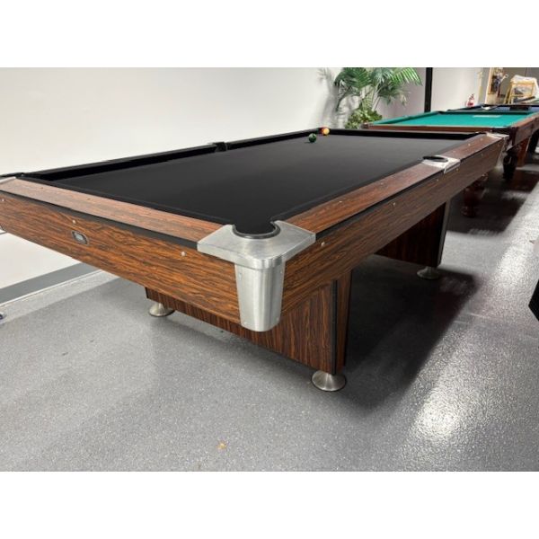 Table de billard usagée 8 pieds surdimensionné OBS Ontario Billiard Supply avec ardoise un pouce et pattes en piédestal Code: TABLE516OBS8OSP 
Fabriquée en bois d'ingénierie avec laminé durable extérieur avec aspect de bois de rosier, ardoise naturelle d