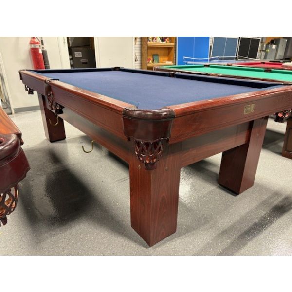 Table de billard usagée Canada Billard Special Anniversary 8 pieds avec ardoise naturelle 1 pouce Code : TABLE520CBB8P
Fabriquée avec Ardoise d'un pouce, bois massif et bois d'ingénierie, poches en cuir et tapis bleu Marin. 