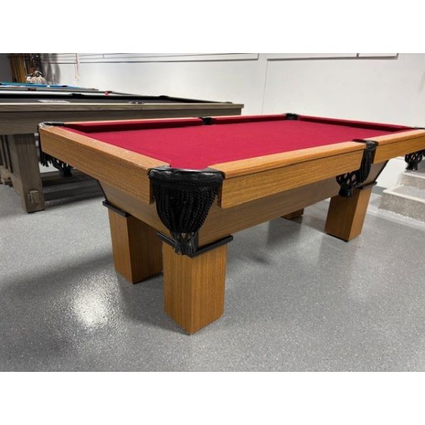 Table de billard usagée Palason Billard 7 pieds avec ardoise naturelle 1 pouce Code : TABLE527PAL7P
Fabriquée avec Ardoise d'un pouce, bois plaqué et bois bois d'ingénierie au fini Chêne, pattes carrées, poches en cuir véritable noir et tapis Rouge. 
In