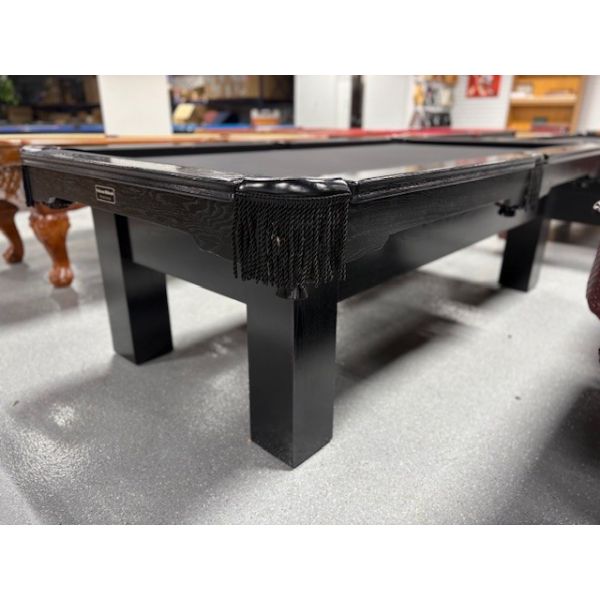 Table de billard usagées Palason Deluxe avec ardoise 3 morceaux de 8 x 4 pieds Code : TABLE528PAL8
Fabriquée avec Ardoise de 1/2 pouce, bois massif et bois d'ingénierie fini Noir, pattes carrées, poches en cuir Noir véritable à franges avec tapis noir. I