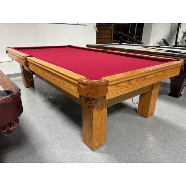Table de billard usagée Palason Billard 9 pieds avec ardoise naturelle 1 pouce Code : TABLE529PAL9P
Fabriquée avec Ardoise d'un pouce, bos massf et bois d'ingénierie au fini Chêne, pattes carrées, poches en cuir véritable brunes et tapis Rouge. 
Inclut 