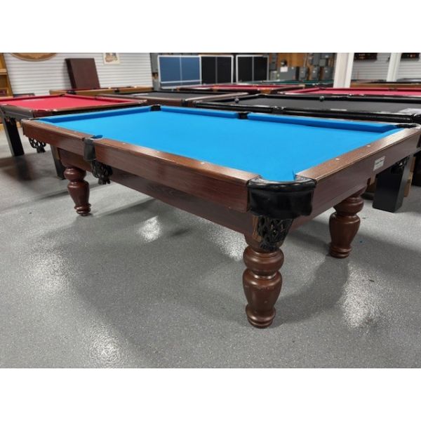Table de billard usagé Palason Mont-Royal 8 pieds avec ardoise naturelle 1 pouce Code : TABLE530PAL8P
Fabriquée avec Ardoise d'un pouce, bois massif et bois d'ingénierie fini Acajou, pattes tournées, poches en cuir véritable Noir avec tapis Bleu. Inclut 