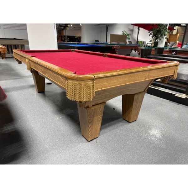 Table de billard usagée Brunswick Billard 8 pieds avec ardoise naturelle 1 pouce Code : TABLE531BRU8P
Fabriquée avec Ardoise d'un pouce, bois massif et bois d'ingénierie au fini Chêne, pattes carrées fuselées, poches avec franges et tapis Rouge. 
Inclut