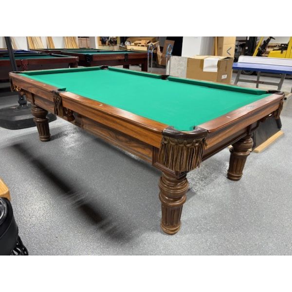 Table de billard usagée Brunswick 8 pieds avec ardoise naturelle et pattes tournées Code : TABLE538BRU8P 
Fabriquée en bois massif fini Noyer, pattes tournées, poches en cuir avec franges et tapis neuf rapide de style professionnel Andy 600T Club Vert av