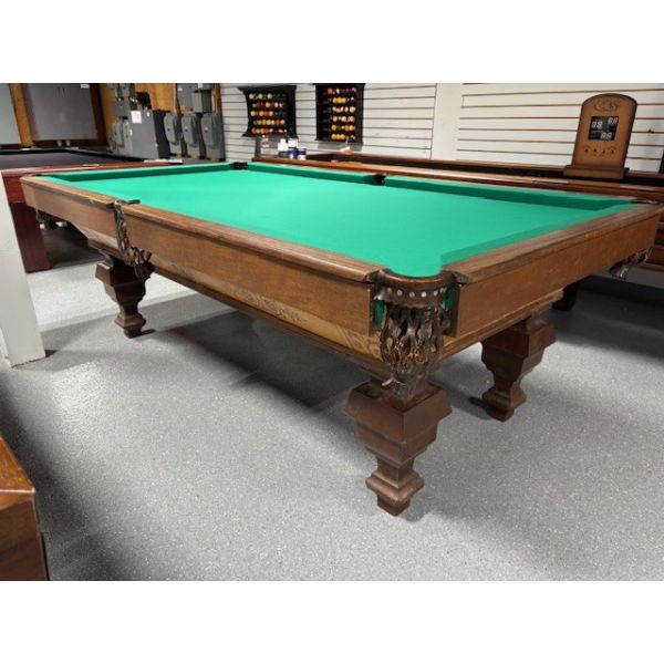 Table de billard Antique Brunswick Balke Billiards Co. 8 pieds avec ardoise naturelle 1 pouce Code: TABLE544BRU8P
Fabriquée avec bois massif, un exceptional travail de détails d'incrustation artisanales en bois de marqueterie sur chaque surface de pannea