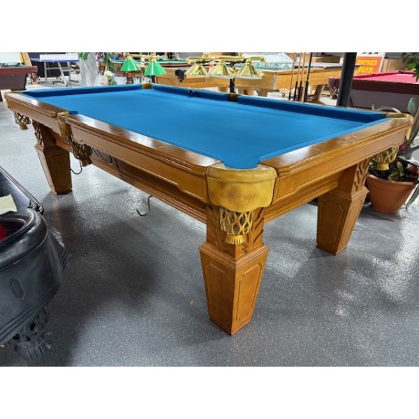 Table de billard usagée 8 pieds fini Chene Moyen avec détails reliefs en bois ardoise naturelle 1 pouce Code: TABLE548NN8
Fabriquée avec bois massif, poches en cuir véritable, avec tapis neuf rapide de style compétition professionnel Simonis Bleu. 