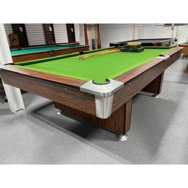 Table de billard usagée National Concord 8 pieds surdimensionnée fini Bois de Rosier avec ardoise naturelle 1 pouce Code: TABLE556NAT8osP
Fabriquée en bois d'ingénierie avec surface en Mélamine durable au faux-fini bois de Rosier, ardoise naturelle 1 de
