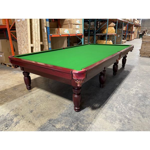 Table de snooker antique format 12 pieds de marque Palason Citadele TABLE559PAL12S
Fabriquée majoritairement en bois de Chene massif et structure en bois stratifié, ardoise en 5 morceaux de 1-1/2'' d'épaisseur, 8 pattes tournées en bois massif, bandes d
