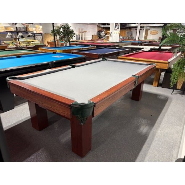 Table de billard usagée Palason Deluxe 8 pieds fini Acajou avec tapis bleu Code : TABLE574PAL8P
Fabriquée avec bandes en bois massif, bois d'ingénierie avec bois plaqué Chêne, ardoise naturelle, poches en cuir véritable vert foret et un tapis de billard 