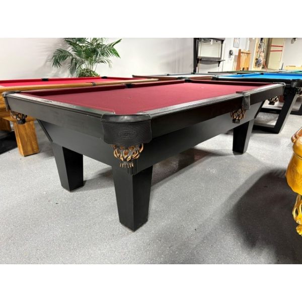 Table de billard usagée de marque Olhausen 8 pieds fini Noir avec tapis Rouge Vin Code : TABLE583-OLH8P
Fabriquée en bois massif, pattes fuselées, poches en cuir véritable noir, ardoise naturelle 1 pouce d'épaisseur et un tapis de billard Rouge Vin de ma