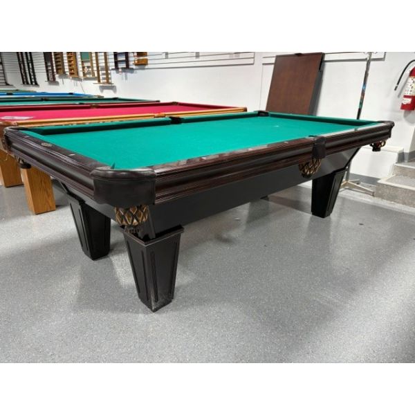 Table de billard usagée Brunswick Brookstone 8 pieds fini Cerisier Fonçé avec tapis Vert Code : TABLE584BRU8P
Fabriquée en bois massif, pattes fuselées, poches en cuir véritable, ardoise naturelle 1 pouce d'épaisseur et un tapis de billard Vert de marque