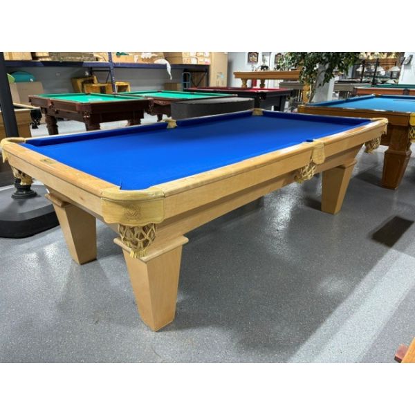 Table de pool usagée Connelly Billiards 8 pieds fini Érable avec ardoise 1 pouce et tapis Bleu neuf Code : TABLE606CON8P Fabriquée en bois massif, fuselées, poches en cuir véritable, ardoise naturelle 1 pouce, un tapis de billard Royal neuf avec protecti