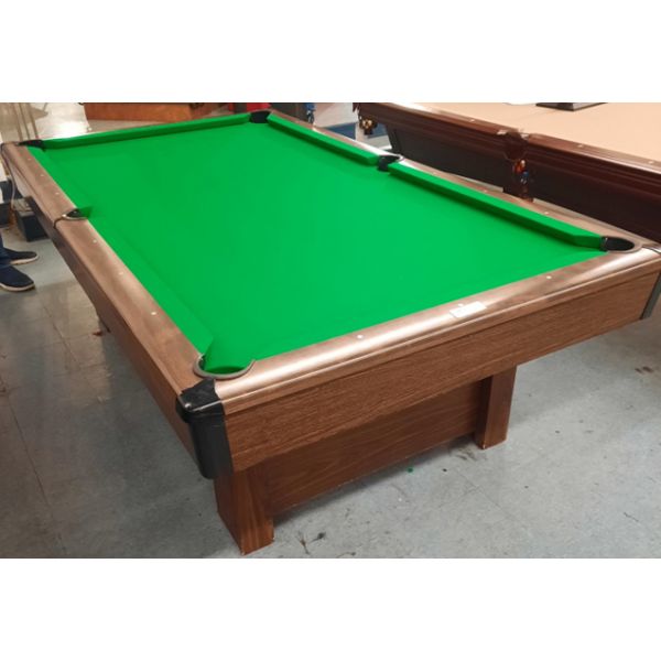 Table de billard usagée 8 x 4 Brunswick Bristol avec ardoise naturelle 3/4'', fabriqué en bois stratifié recouvert de Mélamine durable au teint brun Noyer simili bois, poches encastrée, tapis de billard vert de marque Championship Invitational protégé au 