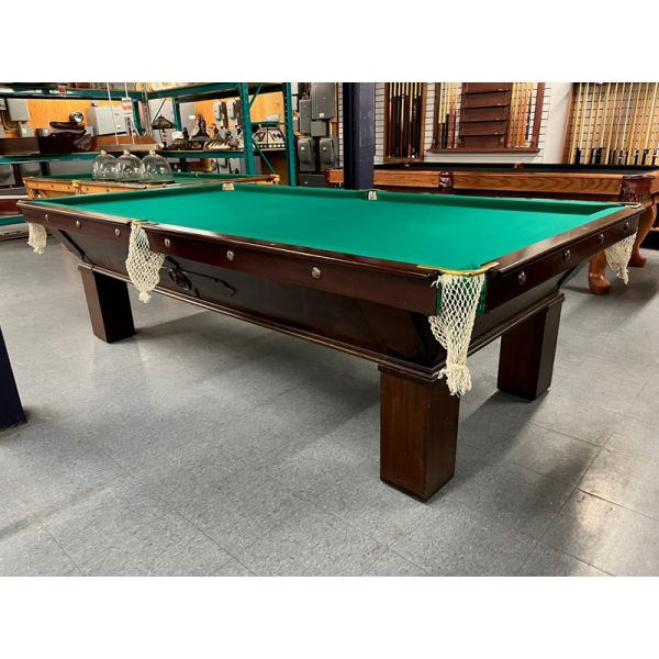 Table de billard usagée antique 9 x 4½ pieds de marque Brunswick Monarch avec ardoise naturelle 1 pouces d'épaisseur et fini Noir, tapis de billard rouge de marque Championship Invitational, poches en de style antique classiques en laiton et filet de cord