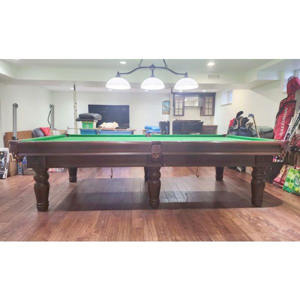 Table de Snooker 10 pieds Canada Billard Code : TABLE576CBB10P 
Fabriquée en bois massif fini Acajou, ardoise naturelle, poches en cuir véritable et un tapis de Billard de qualité Hainsworth tissé en Angleterre.  
Inclut une garantie d'un an et une trou