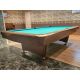 Table de billard usagée 9 pieds Brunswick Gold Crown de calibre de compétition avec ardoise naturelle 1 pouce Code : TABLE610BRU9P
Fabriquée avec une structure robuste composée d'une ardoise de 1 pouce d'épaisseur, ajustée et goujonnée, de bois francs ma