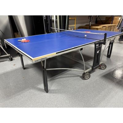 Table de ping-pong usagée Cornilleau Modèle 250 sur roues amovible et pliable pour rangement Code : GAME082PPTBL