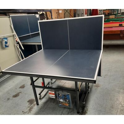 Table de Ping-Pong Ace 1 démonstrateur de salle de montre avec surface Bleu 15mm petit format 92" x 51" x 29.9"H conçu pour espace restreint 